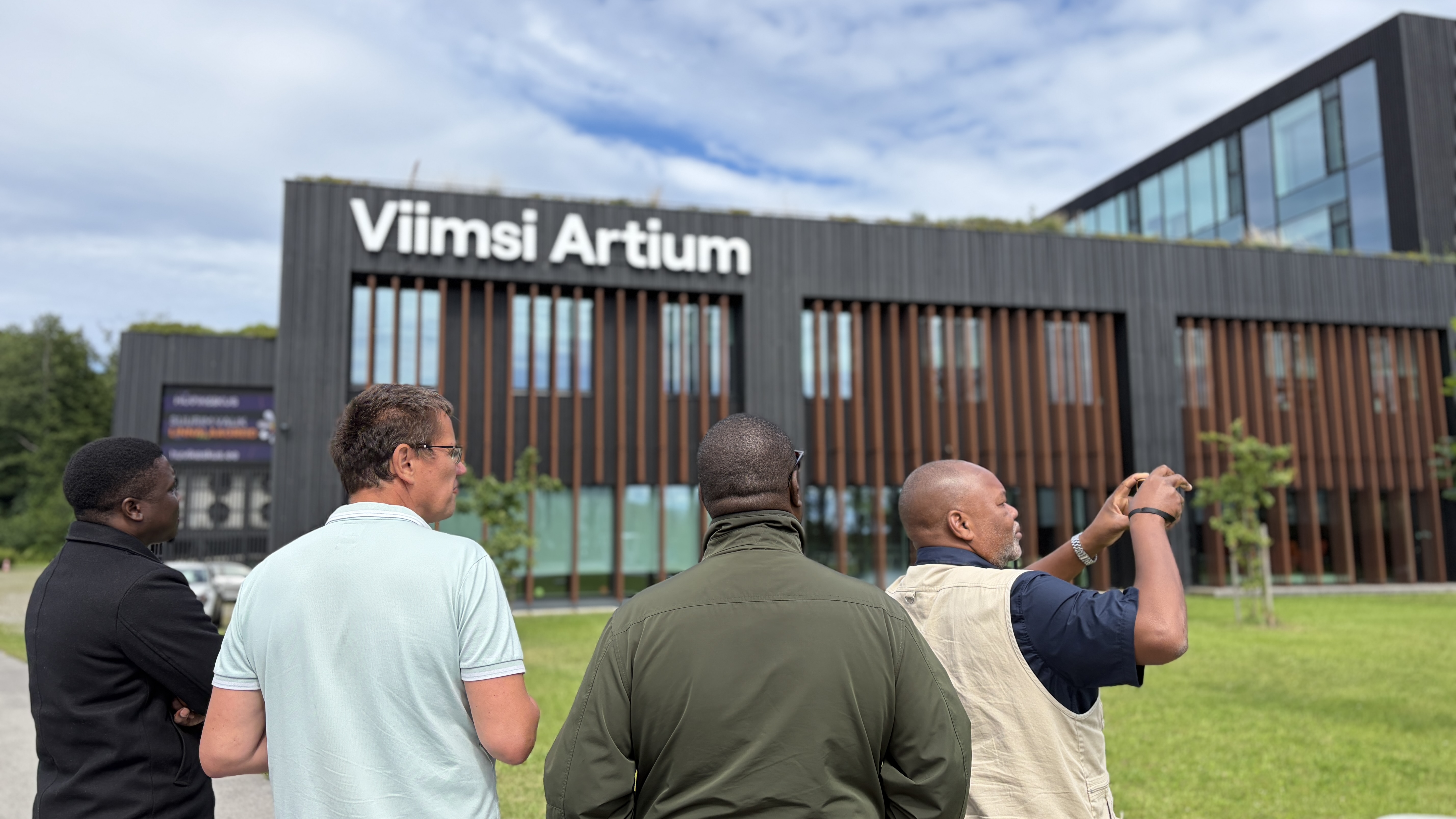 Külalised Viimsi Artiumi juures