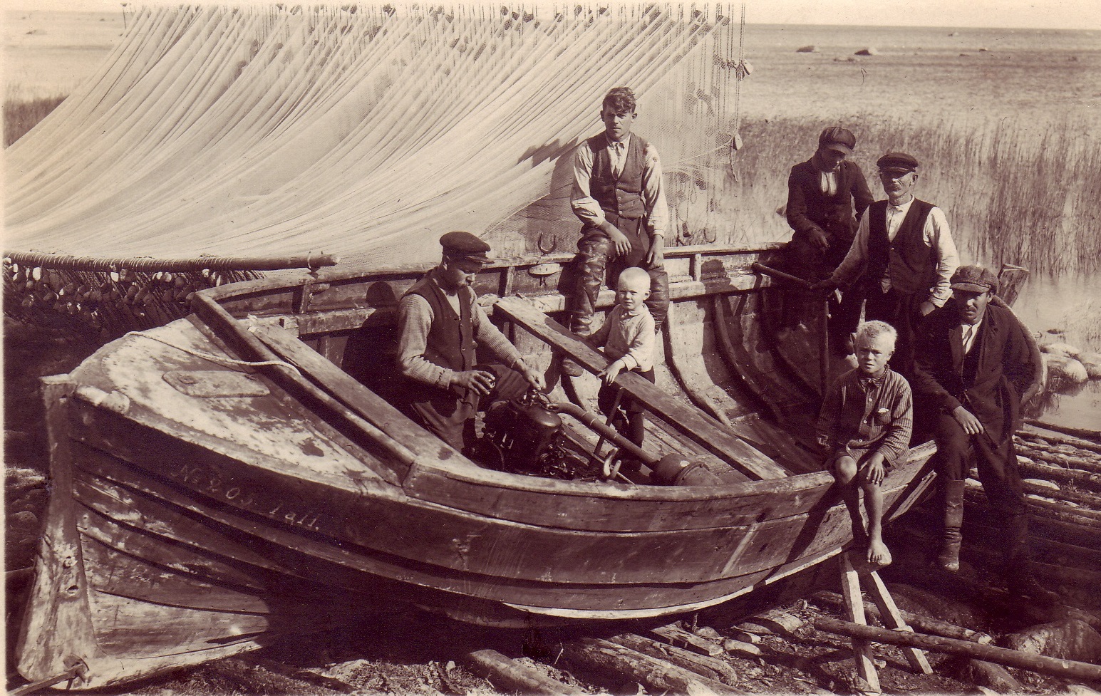 Aleksander Piilberg oma mootorpaadiga Vana-Niidi talu sadamas 1920. aastatel. 