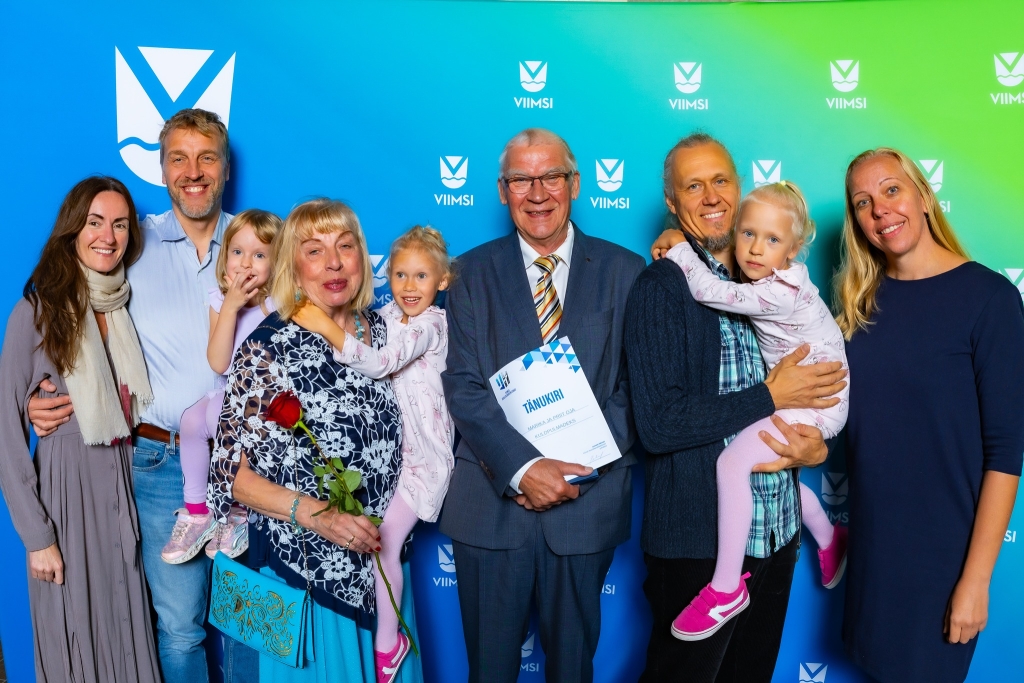 Kuldpulmapaar Marika ja Priit Oja koos perega