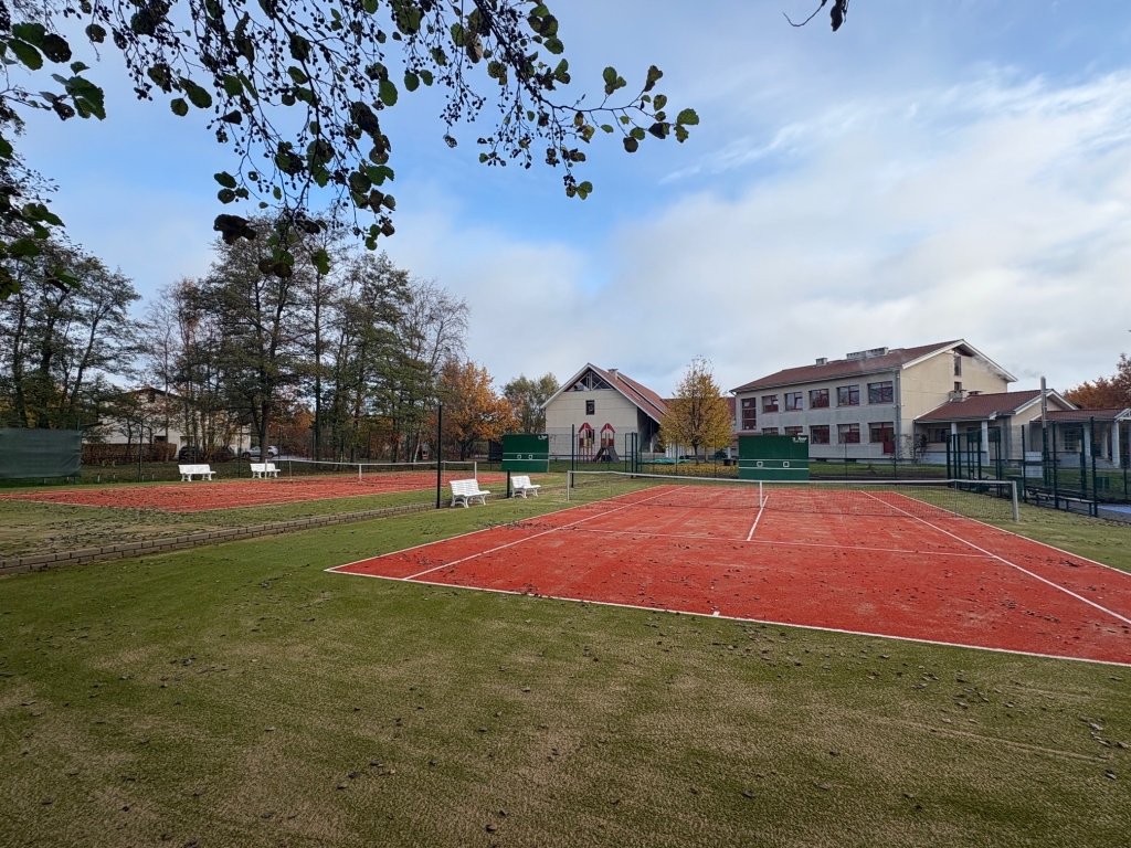 Püünsi tenniseväljak