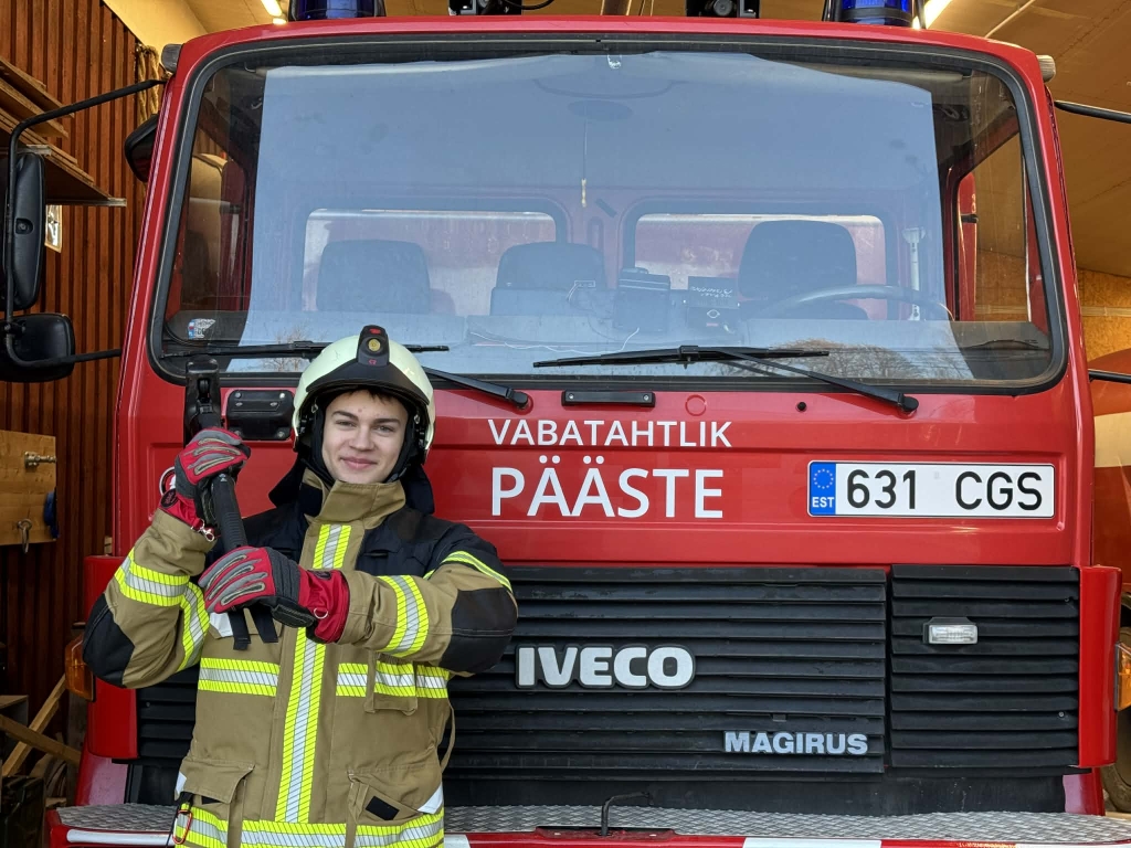 Vabatahtlike merepäästjate töövari Romet päästeautoga tutvumas