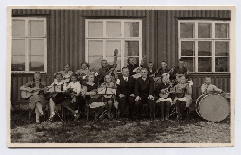 Viimsi kooliorkester 1938. aastal. Keskel vasakul koolijuhataja Alfred Raudsepp.