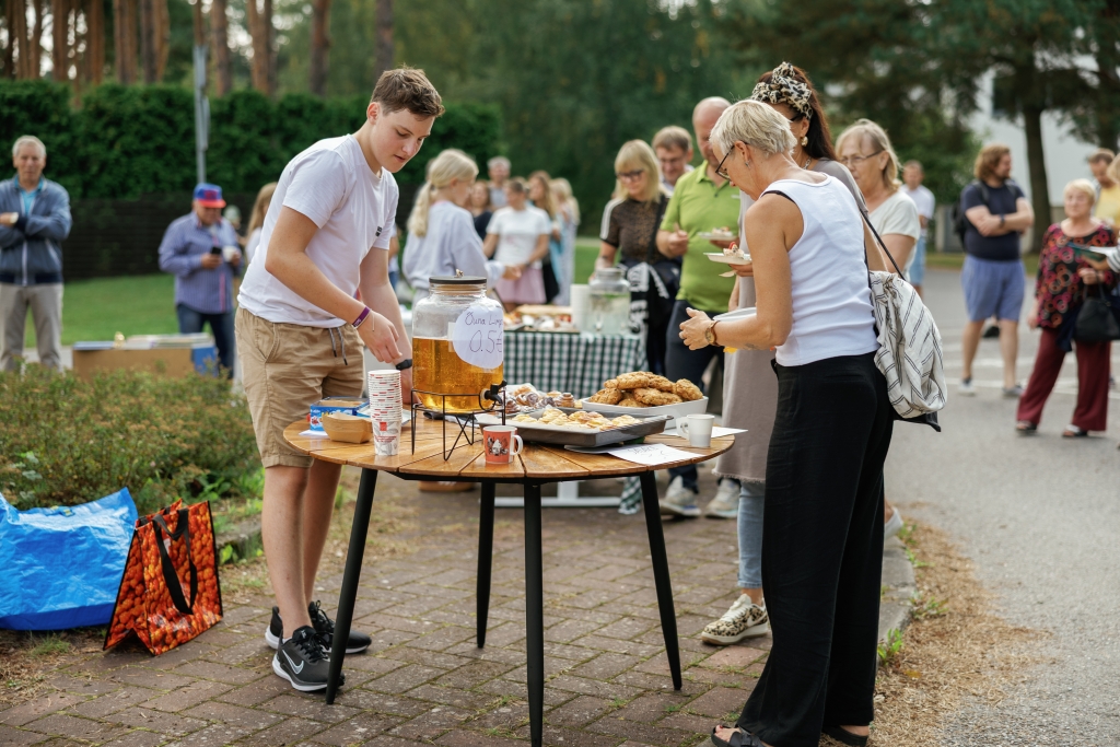 Laiaküla noormees Pällo magusalaadal kauplemas 2025. aastal.