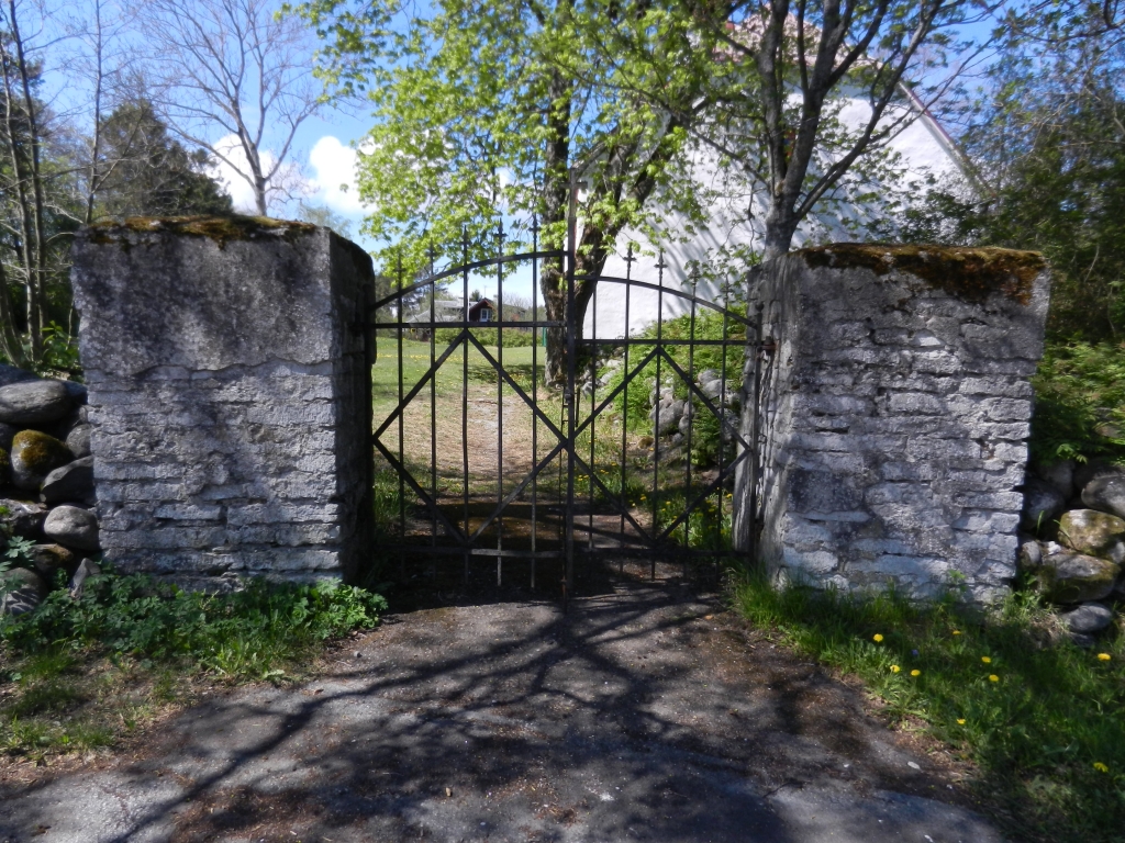 Randvere kirikuaia peavärav.