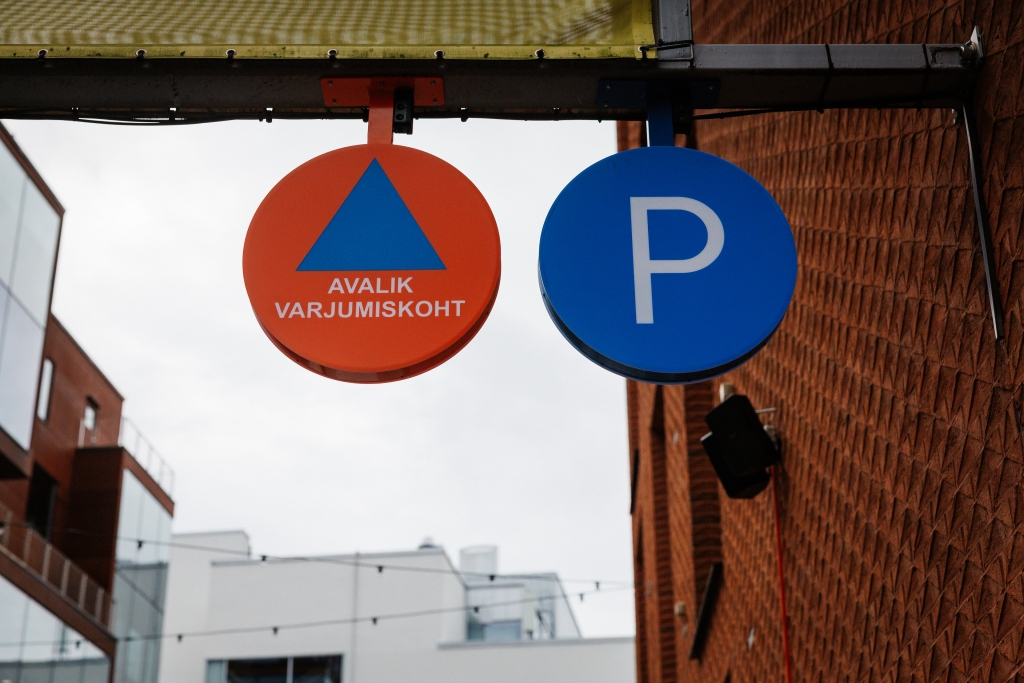 Varjumiskohad on tähistatud sinise kolmnurgaga oranžil taustal.